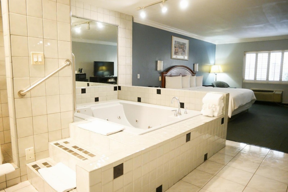 Days Inn by Wyndham West Covina