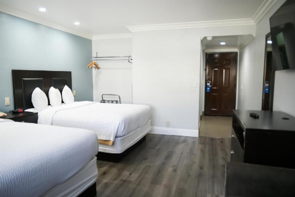 Days Inn by Wyndham West Covina image 38
